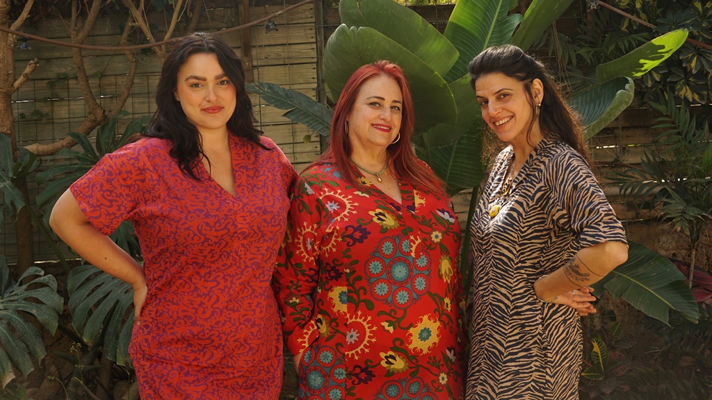 מחפשת שמלות במידות גדולות לנשים שמחמיאות באמת? טיפים מעשיים לבחירת שמלה לפי גוף, בד וגזרה – כולל גלביות בעיצוב ייחודי